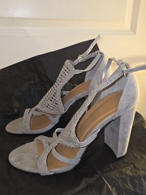 2010s Charlotte Russe Women's Light Gray Suede Block Heel Sandals